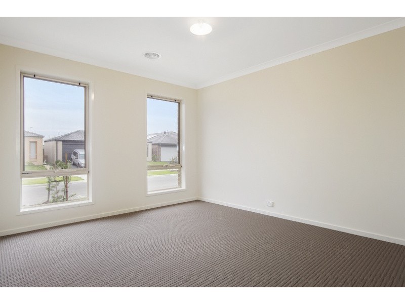 18 Jutland Close, Clyde North VIC 3978