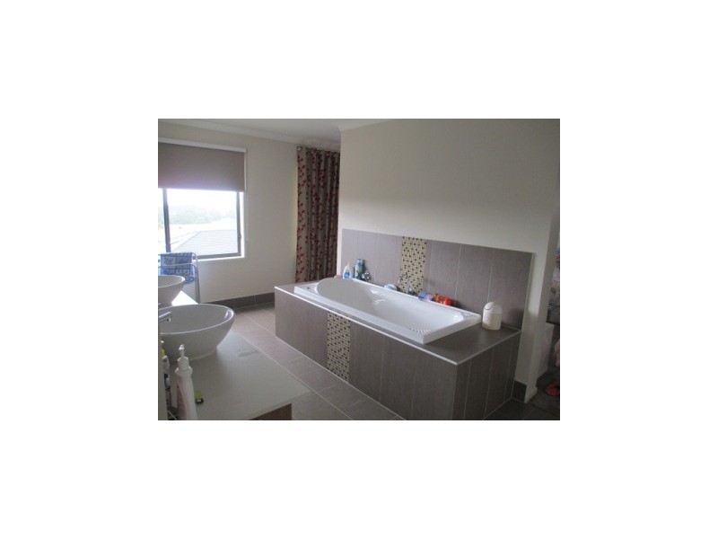 9 Halifax Drive, Berwick VIC 3806