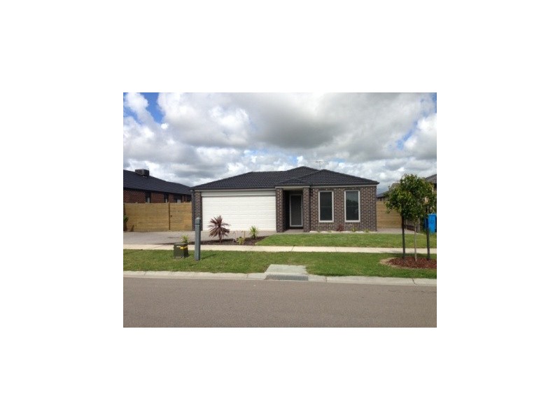18 Beechtree Way, Cranbourne North VIC 3977