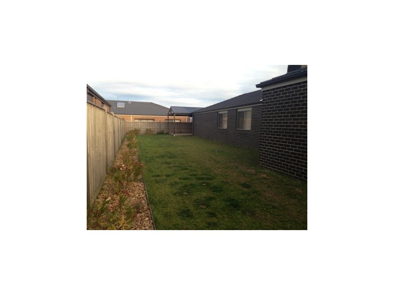 18 Beechtree Way, Cranbourne North VIC 3977