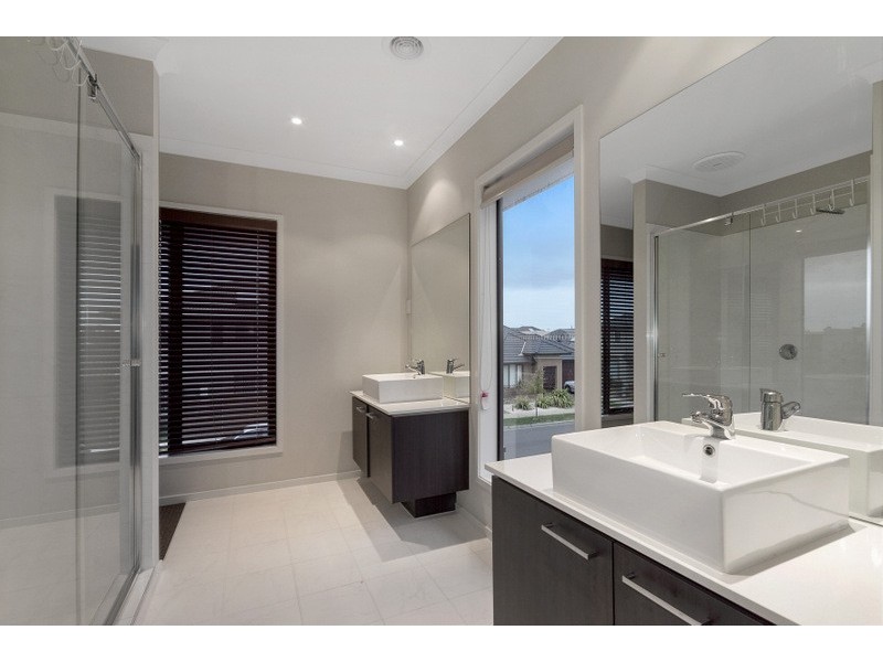 2 Kilburn Place, Pakenham VIC 3810