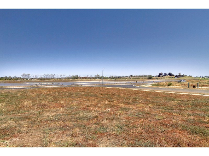 1 Waterbloom Avenue, Clyde North VIC 3978