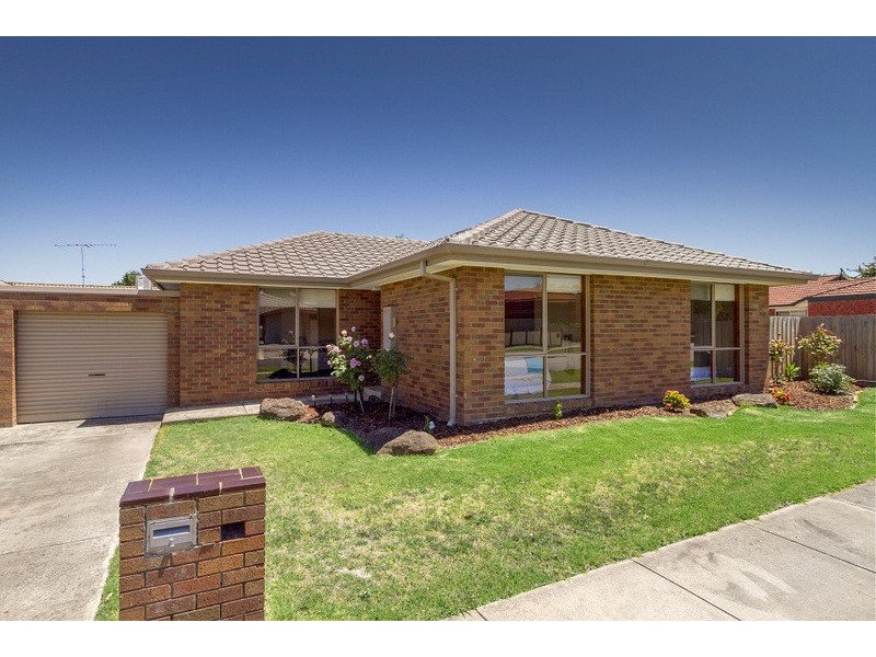 2/17 Lydia Mary Drive, Berwick VIC 3806