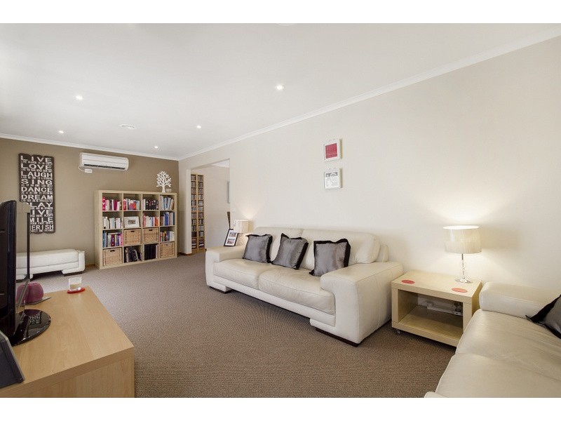 2/17 Lydia Mary Drive, Berwick VIC 3806