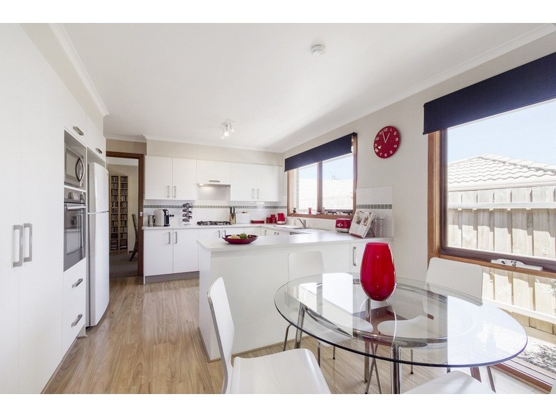 2/17 Lydia Mary Drive, Berwick VIC 3806