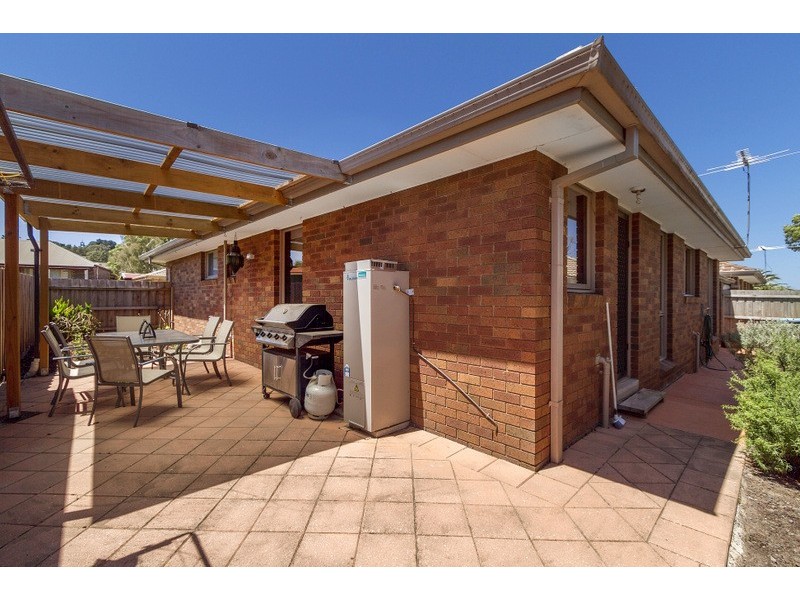 2/17 Lydia Mary Drive, Berwick VIC 3806