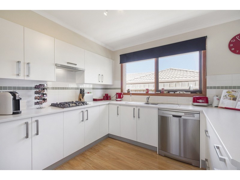 2/17 Lydia Mary Drive, Berwick VIC 3806