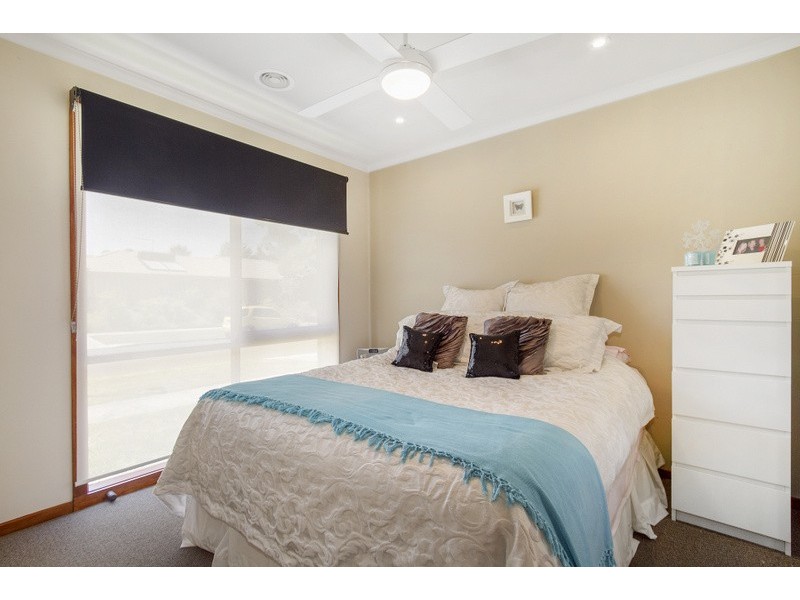 2/17 Lydia Mary Drive, Berwick VIC 3806