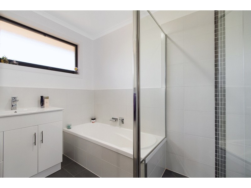 2/17 Lydia Mary Drive, Berwick VIC 3806