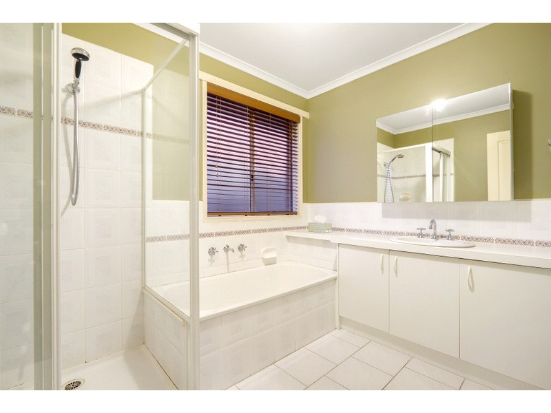 16 Shaftsbury Ave, Berwick VIC 3806