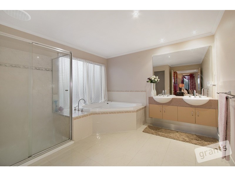 32 Honeyeater Grove, Narre Warren VIC 3805