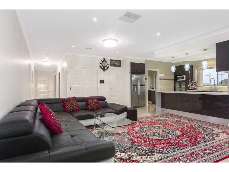 3 Barter Crescent, Cranbourne East VIC 3977