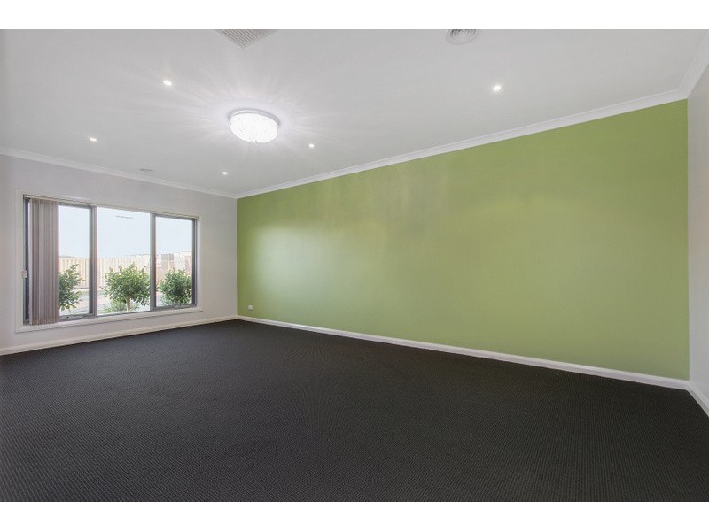 3 Barter Crescent, Cranbourne East VIC 3977