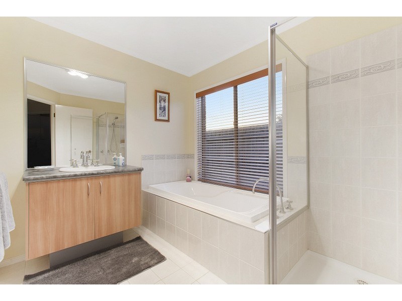 27 Pendulum Place, Berwick VIC 3806