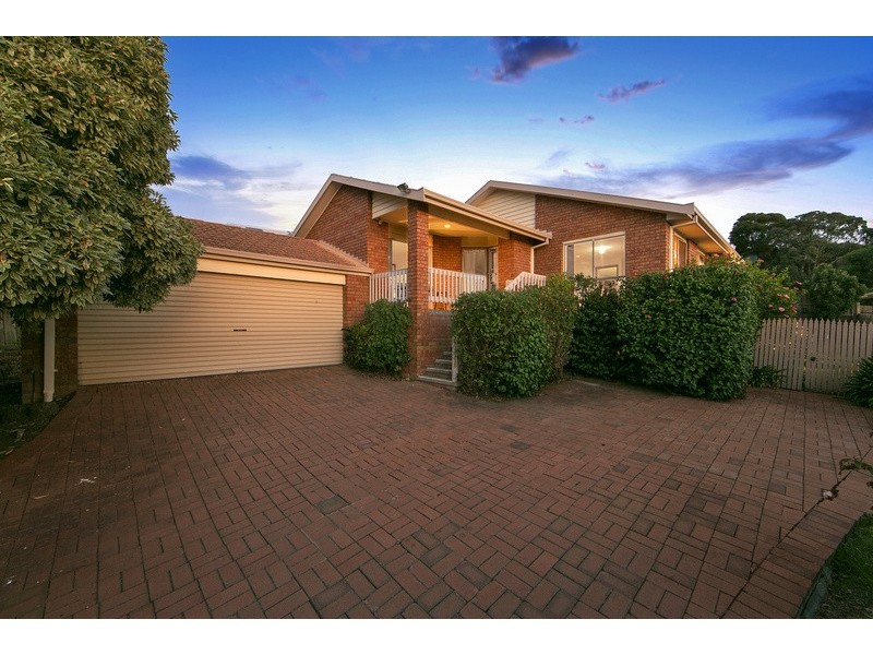 17 Balmain Drive, Berwick VIC 3806