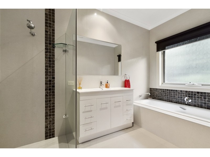 6 Ascot Rise, Berwick VIC 3806