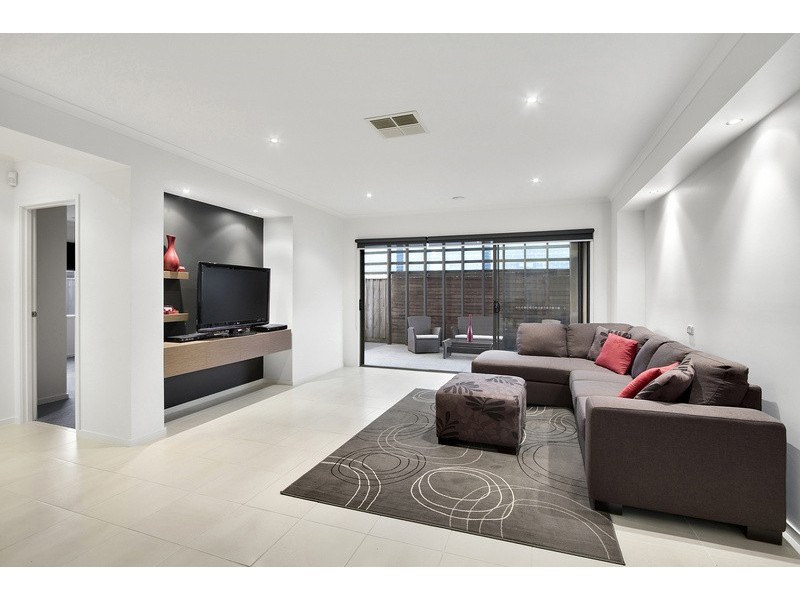 8 Peisley Crescent, Clyde North VIC 3978