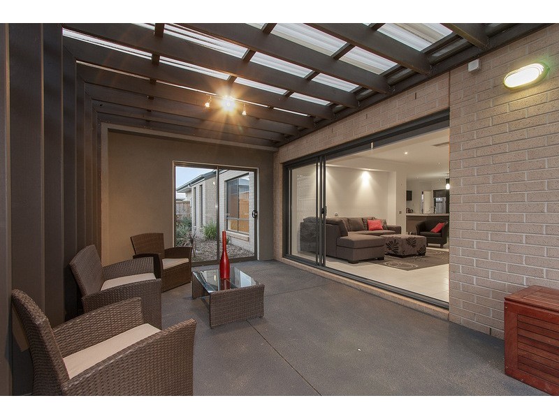 8 Peisley Crescent, Clyde North VIC 3978