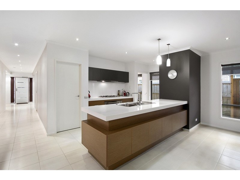 8 Peisley Crescent, Clyde North VIC 3978