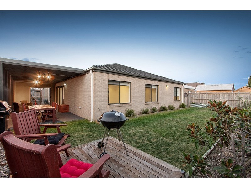 8 Peisley Crescent, Clyde North VIC 3978