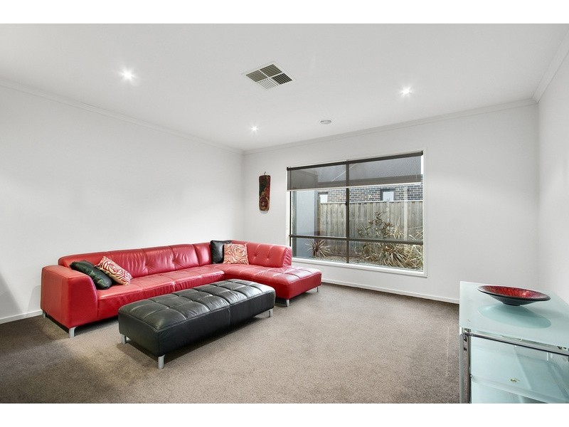 8 Peisley Crescent, Clyde North VIC 3978