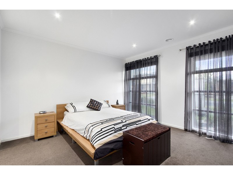 8 Peisley Crescent, Clyde North VIC 3978