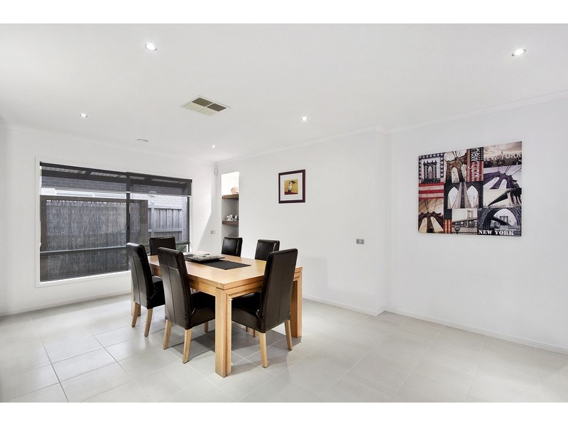 8 Peisley Crescent, Clyde North VIC 3978