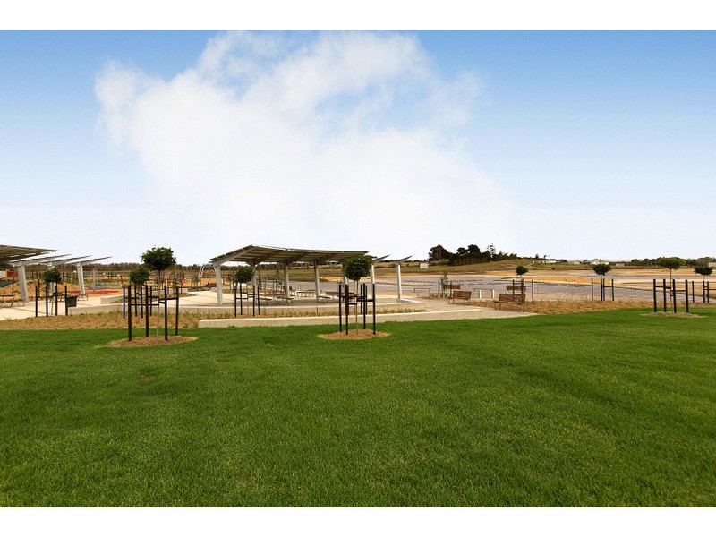 21 Riverstone Bd, Clyde North VIC 3978