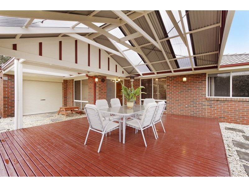 6 St Annes Crescent, Berwick VIC 3806