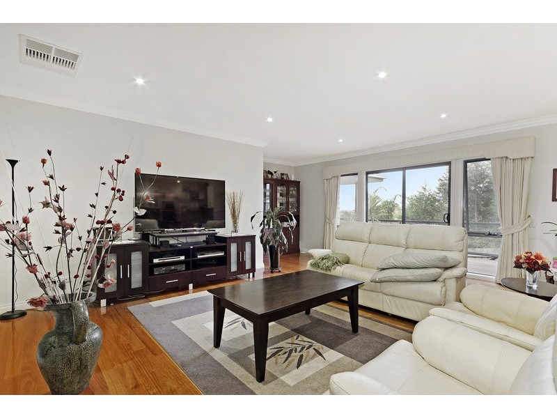 42 Montbrae Circuit, Narre Warren North VIC 3804