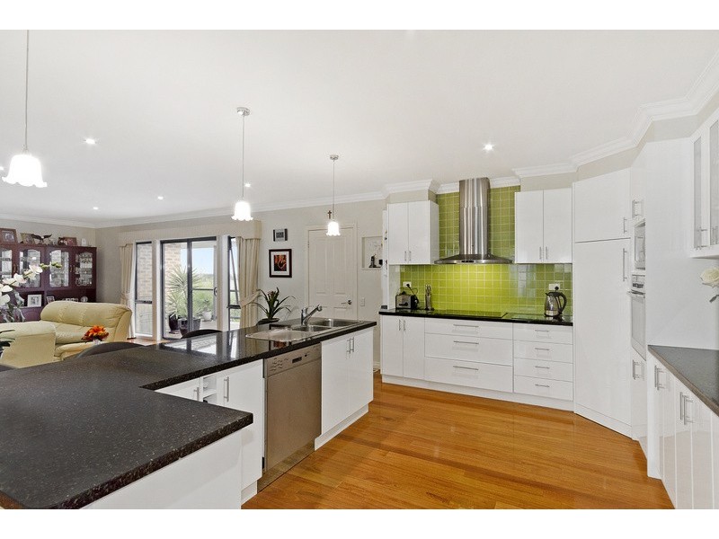 42 Montbrae Circuit, Narre Warren North VIC 3804