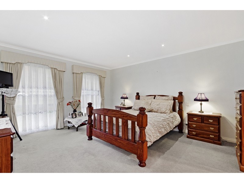 42 Montbrae Circuit, Narre Warren North VIC 3804