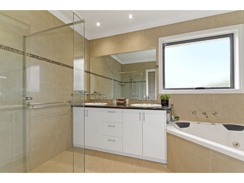 42 Montbrae Circuit, Narre Warren North VIC 3804