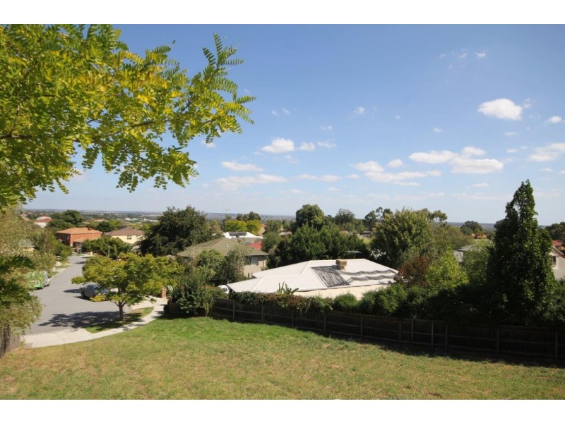 8 Jomary Court, Berwick VIC 3806