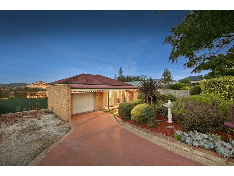 8 Jarryd Crescent, Berwick VIC 3806