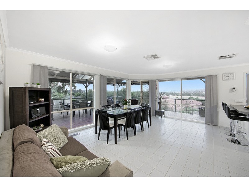 8 Jarryd Crescent, Berwick VIC 3806