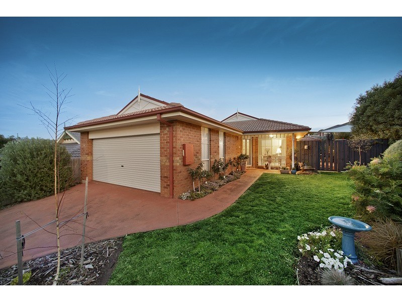 33 Ben Drive, Pakenham VIC 3810
