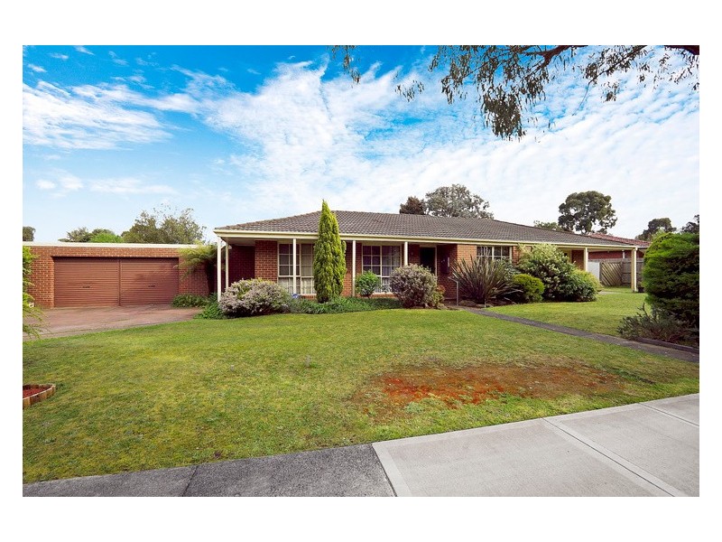 13 Greenlaw Crescent, Berwick VIC 3806