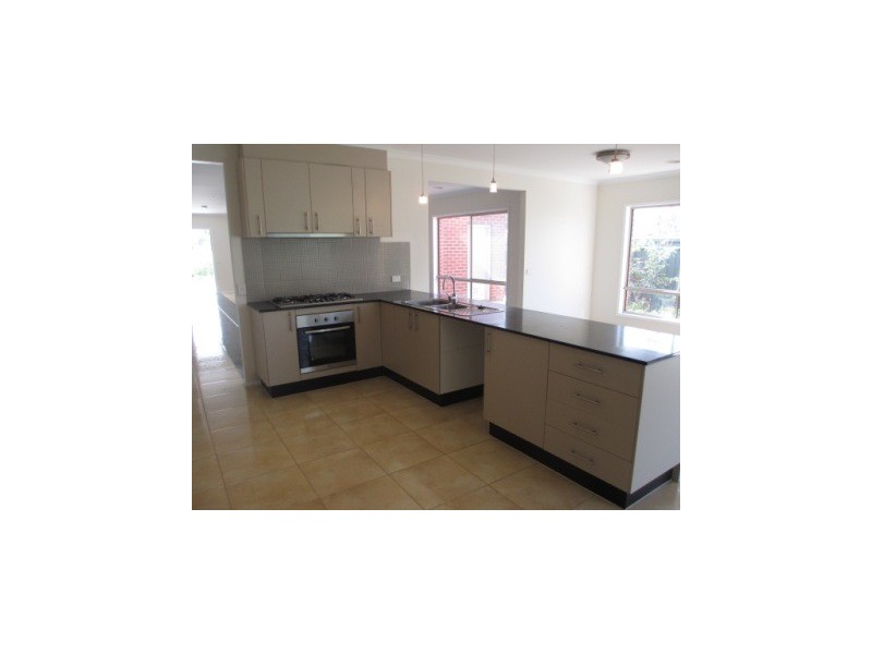 13 Jefferson Ave, Cranbourne North VIC 3977