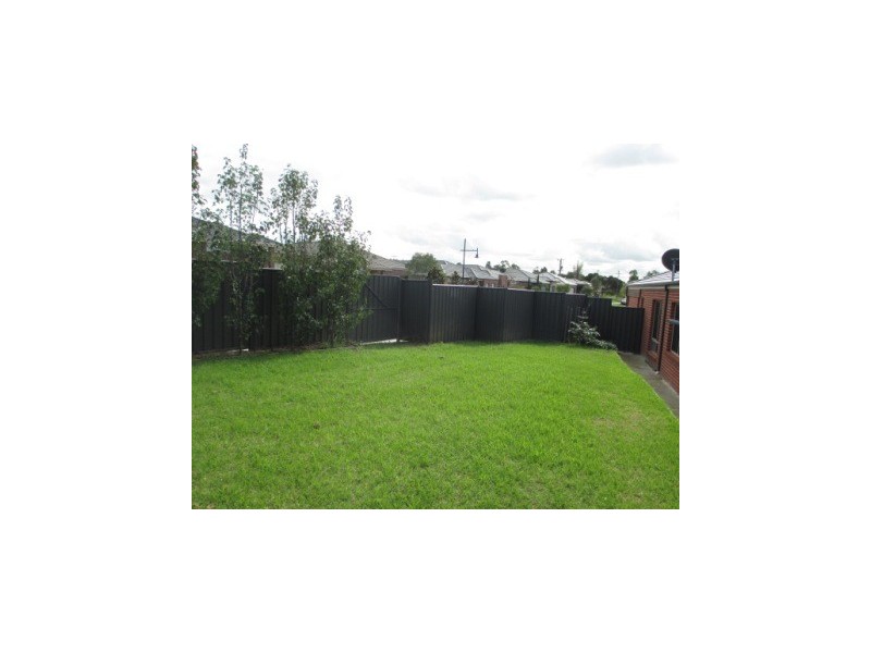 13 Jefferson Ave, Cranbourne North VIC 3977