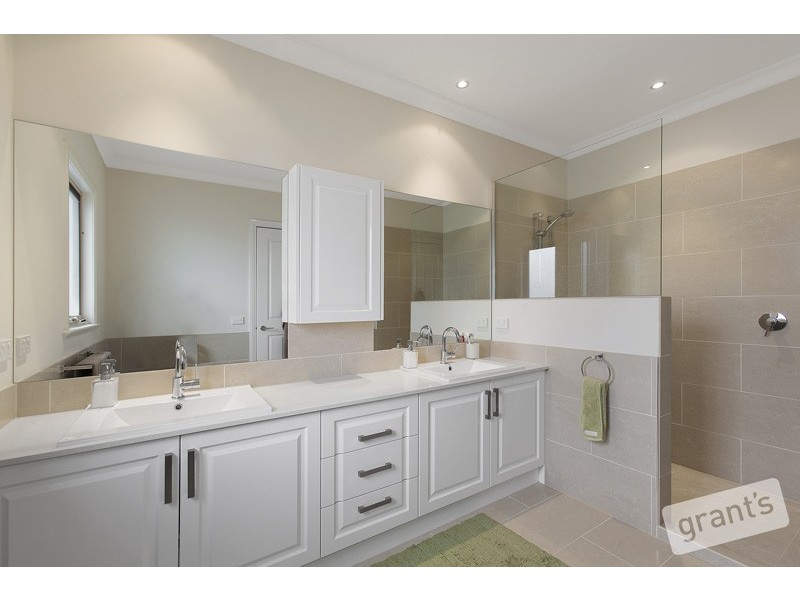 8/14 Avard Court, Berwick VIC 3806