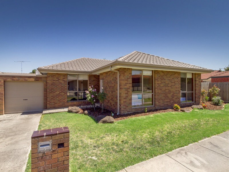 2/17 Lydia Mary Drive, Berwick VIC 3806