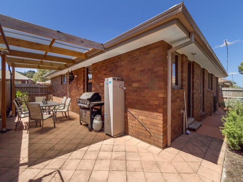 2/17 Lydia Mary Drive, Berwick VIC 3806