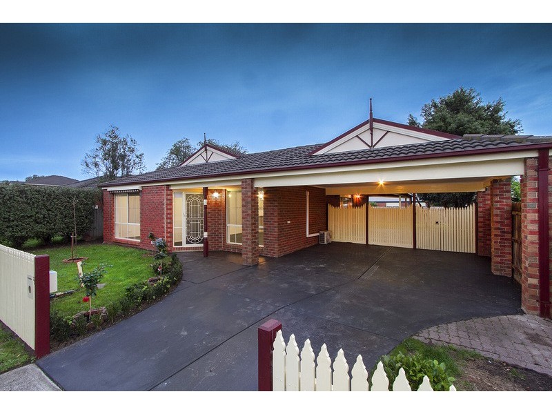 32 Glenn Erin Way, Berwick VIC 3806