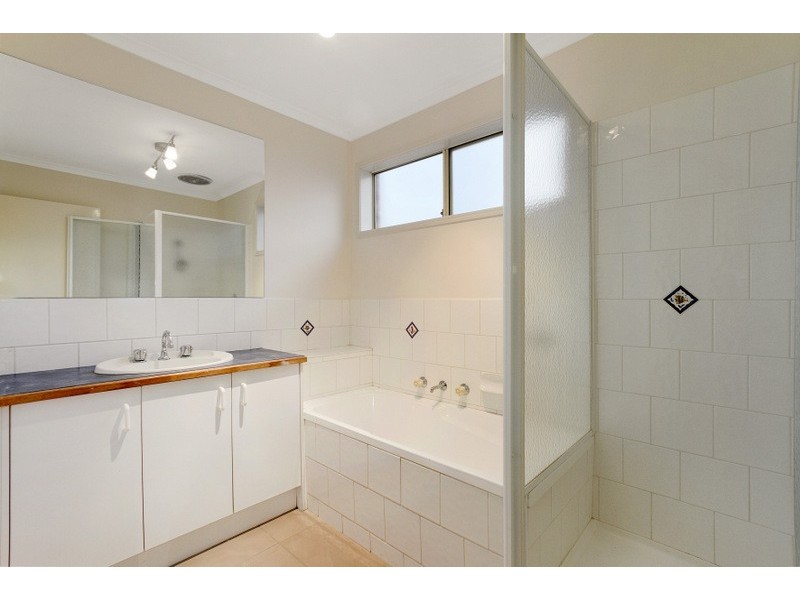 32 Glenn Erin Way, Berwick VIC 3806