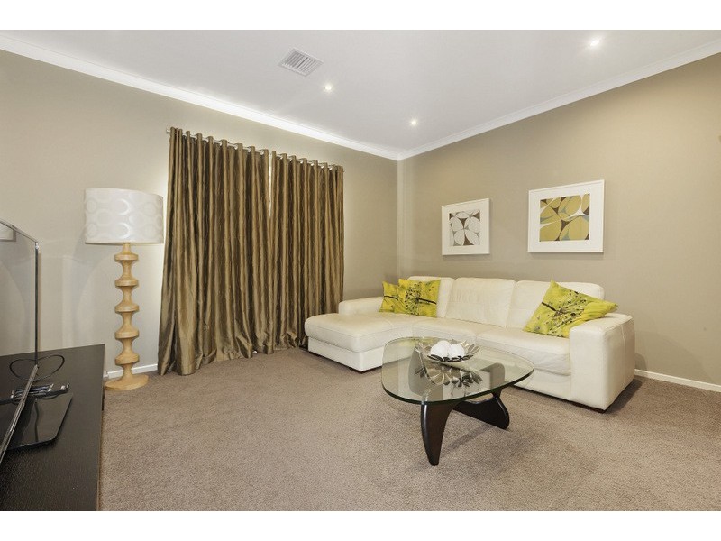 14 Kindred Avenue, Cranbourne North VIC 3977