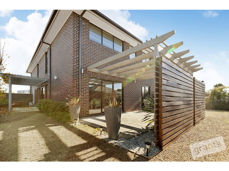 14 Kindred Avenue, Cranbourne North VIC 3977