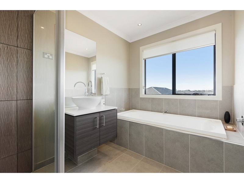 14 Kindred Avenue, Cranbourne North VIC 3977