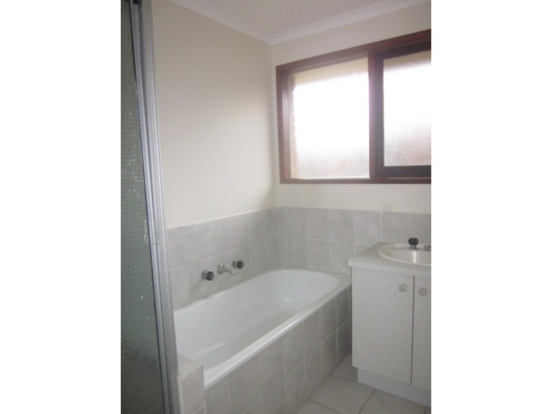 110 Fleetwood Dr, Narre Warren VIC 3805