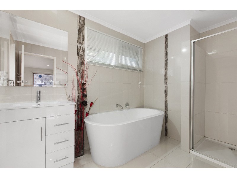 2 Hughes Close, Endeavour Hills VIC 3802